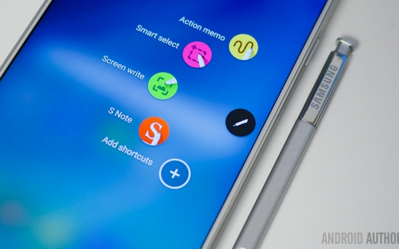 TouchWiz lu&ocirc;n hỗ trợ người d&ugrave;ng nhiều ứng dụng tiện &iacute;ch